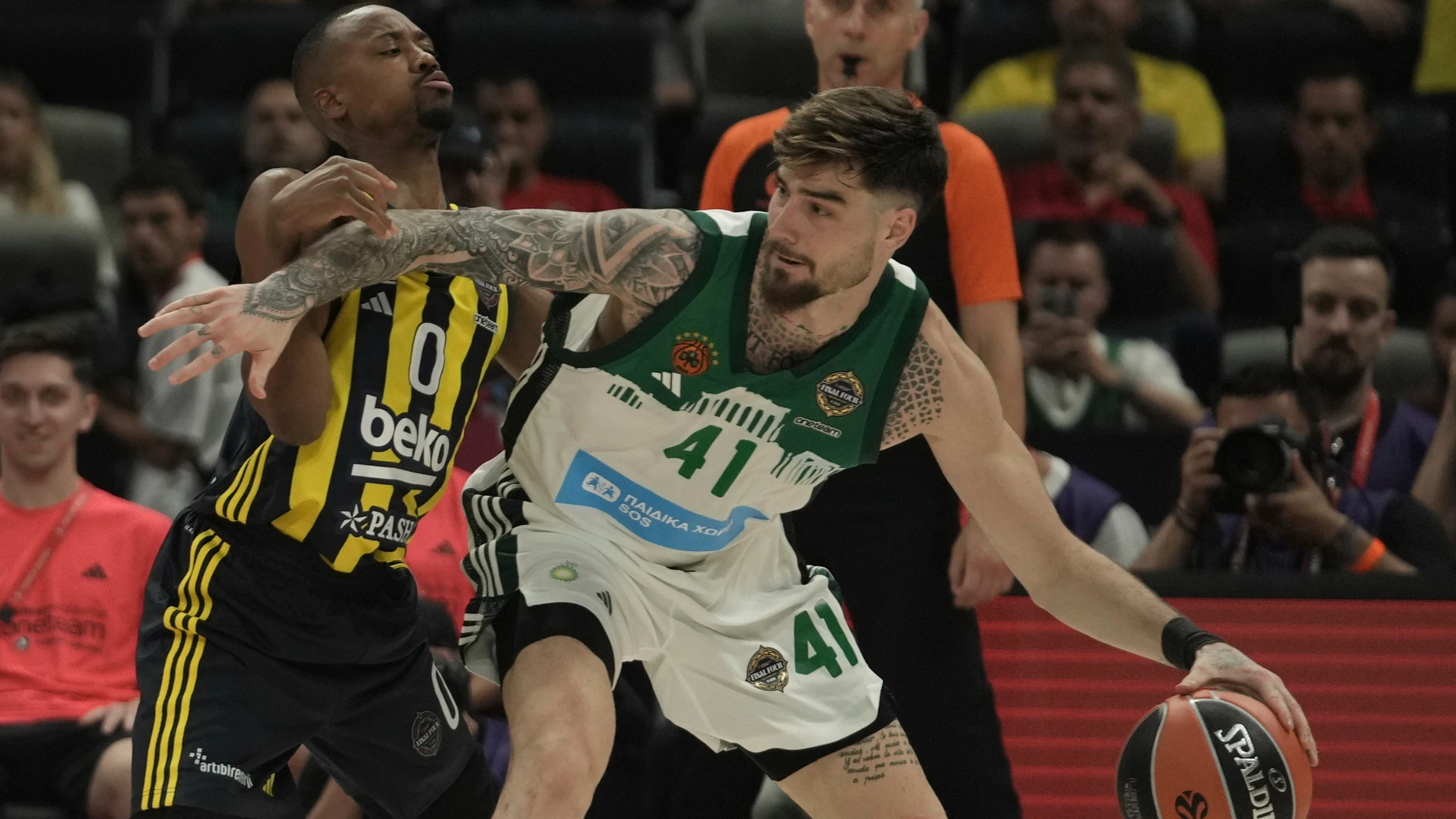 Juancho sufre la defensa de McCollum