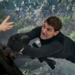Ethan Hunt (a quien vuelve a dar vida el incombustible Tom Cruise) en una espectacular escena de «Misión Imposible: Sentencia final»