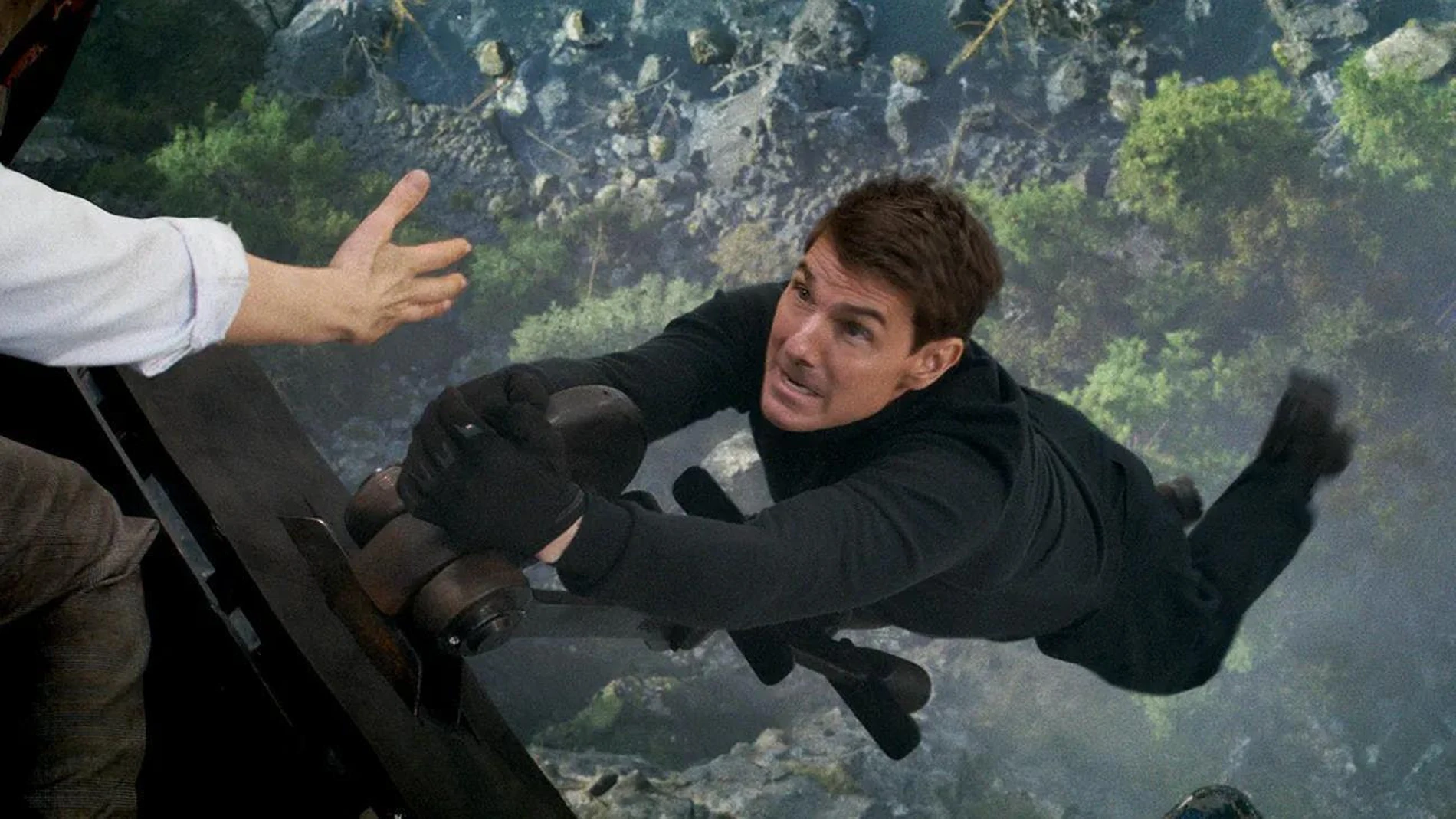 Ethan Hunt (a quien vuelve a dar vida el incombustible Tom Cruise) en una espectacular escena de «Misión Imposible: Sentencia final»