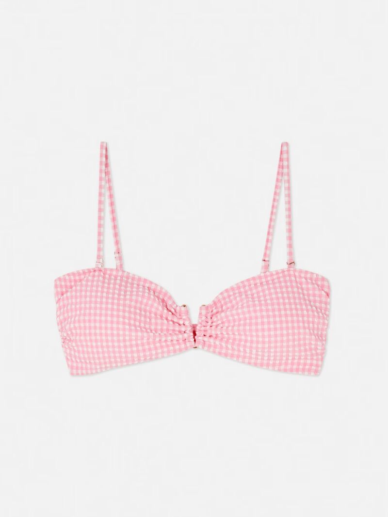 Top de bikini bandeau a cuadros vichy.