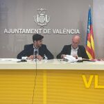 El portavoz del equipo de gobierno, Juan Carlos Caballero (i) y el de Vox, José Gosálbez
