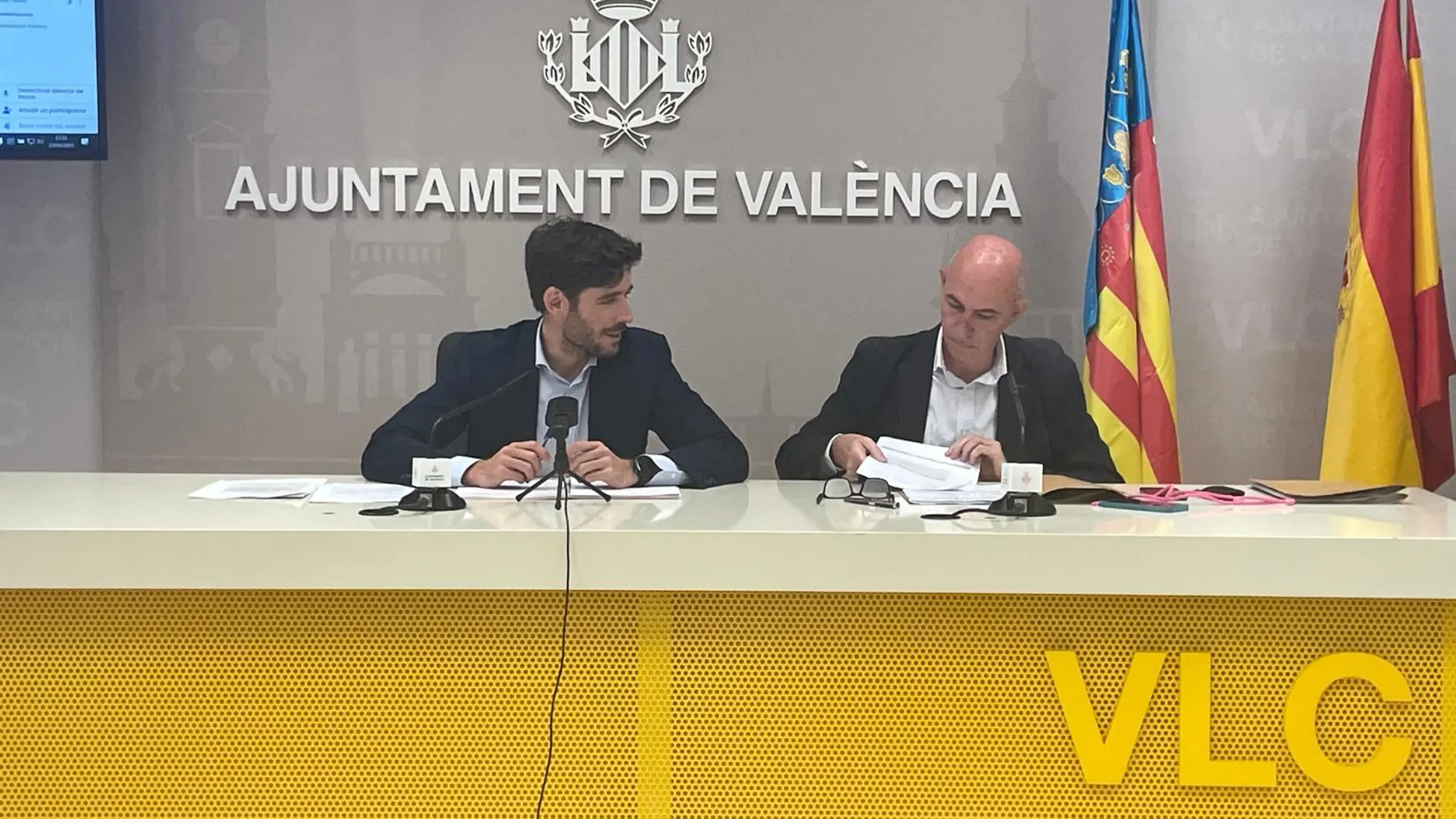 El portavoz del equipo de gobierno, Juan Carlos Caballero (i) y el de Vox, José Gosálbez