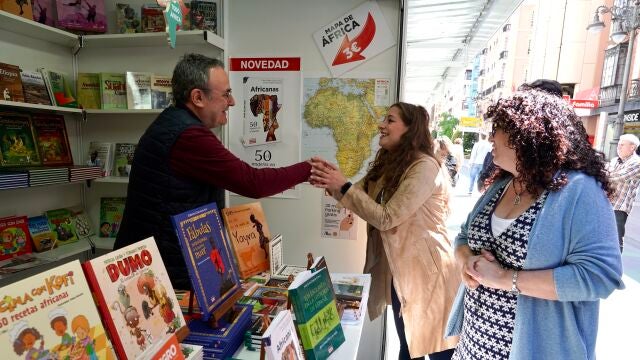 La diputada popular Ester Muñoz conversa con uno de los libreros presentes en la Feria del Libro de León