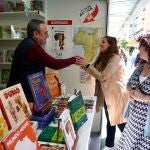 La diputada popular Ester Muñoz conversa con uno de los libreros presentes en la Feria del Libro de León