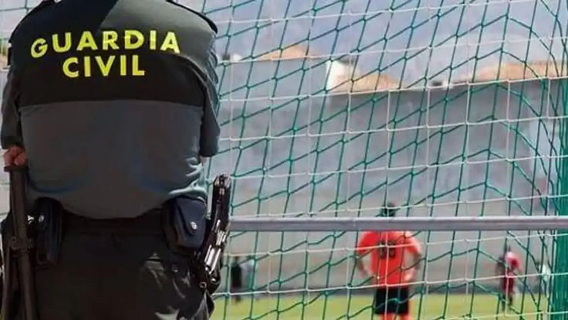 Un guardia civil durante el partido entre Villabáñez e Íscar