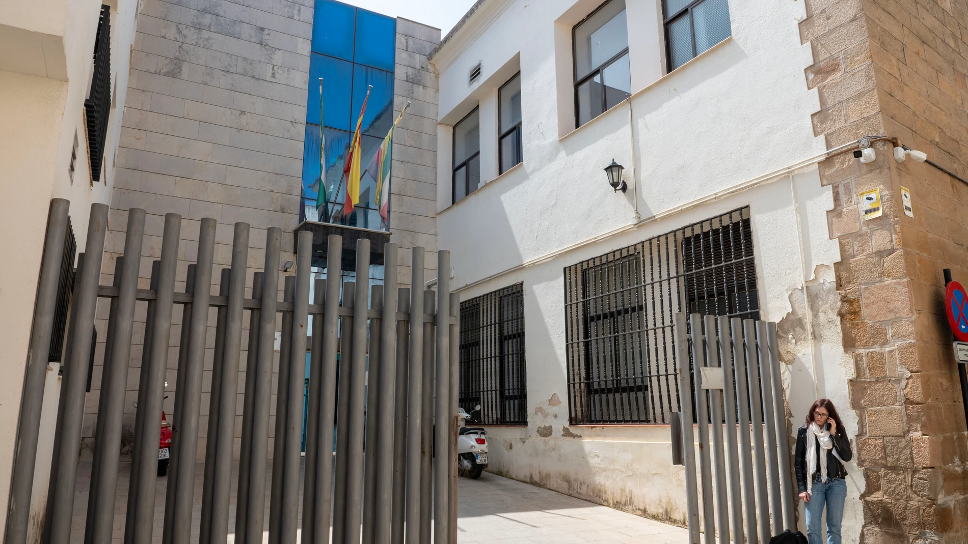 LINARES (JAÉN), 23/05/2025.- El Palacio de Justicia de la localidad jiennense de Linares donde ha declarado el padre de acogida del bebé de 22 meses que falleció tras estar varias horas encerrado en el interior del vehículo, lo que su abogada ha atribuido, en declaraciones a EFE, a un “lapsus temporal” provocado por su medicación y ha rechazado cualquier responsabilidad penal por dicha muerte. EFE/José Manuel Pedrosa