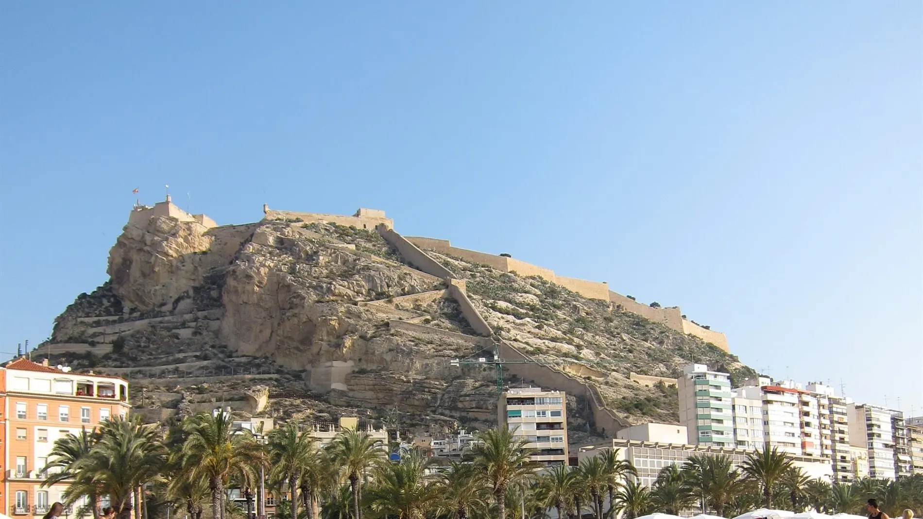 Alicante cierra el castillo y los parques y refuerza la vigilancia de barrancos ante la alerta naranja por lluvia
