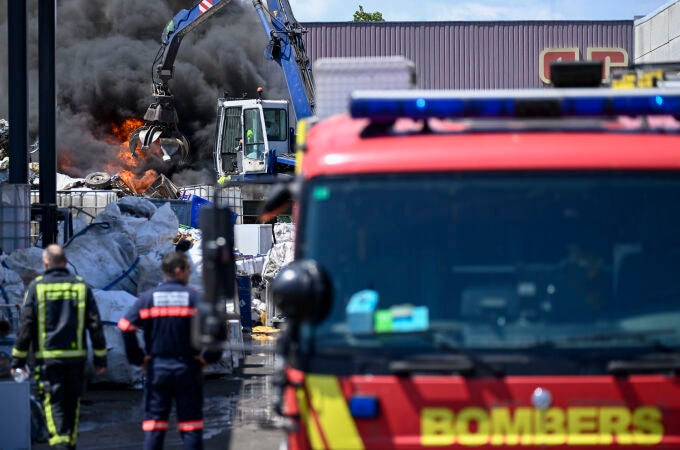Bomberos trabajan en la extinción de un incendio en una empresa de reciclaje de Borriana