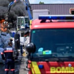 Bomberos trabajan en la extinción de un incendio en una empresa de reciclaje de Borriana