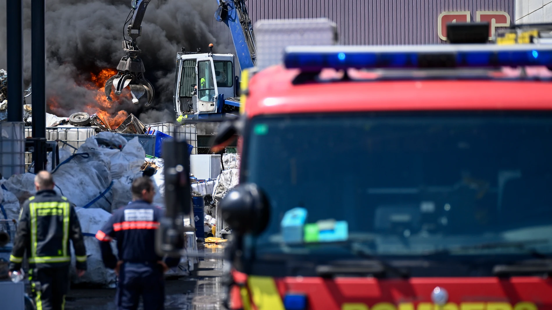 BORRIANA (CASTELLÓN), 23/05/2025.- Bomberos del Consorcio Provincial de Castellón trabajan en la extinción de un incendio que se ha declarado este viernes en una empresa de reciclaje de Borriana, cuyos trabajadores han sido evacuados y ninguno ha resultado herido. EFE/Andreu Esteban