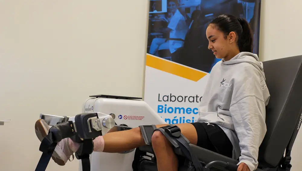 Mujer deportista recuperándose de una lesión de ligamento cruzado anterior.