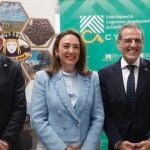 Susana Martín / ICAL . La consejera de Agricultura, Ganadería y Desarrollo Rural, María González Corral, participa en la Asamblea General de Urcacyl. En la imagen junto al presidente de la Cooperativa Reina Kilama, Santiago Canete, y el presidente de Urcacyl Fernando Antúnez