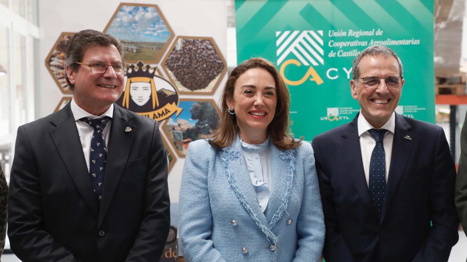 Susana Martín / ICAL . La consejera de Agricultura, Ganadería y Desarrollo Rural, María González Corral, participa en la Asamblea General de Urcacyl. En la imagen junto al presidente de la Cooperativa Reina Kilama, Santiago Canete, y el presidente de Urcacyl Fernando Antúnez
