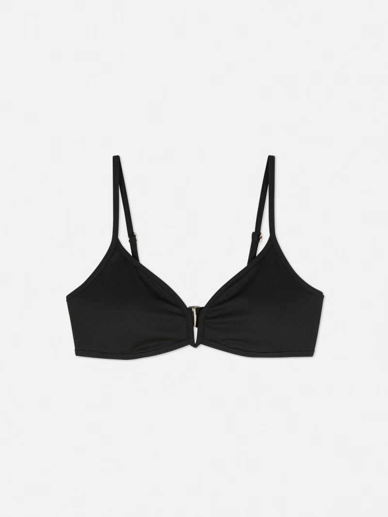 Top de bikini con detalle en v.