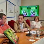 El presidente de la Diputación de Valladolid, Conrado Íscar, presenta el libro Ojos de Aceituna, de Raúl González Sandonís
