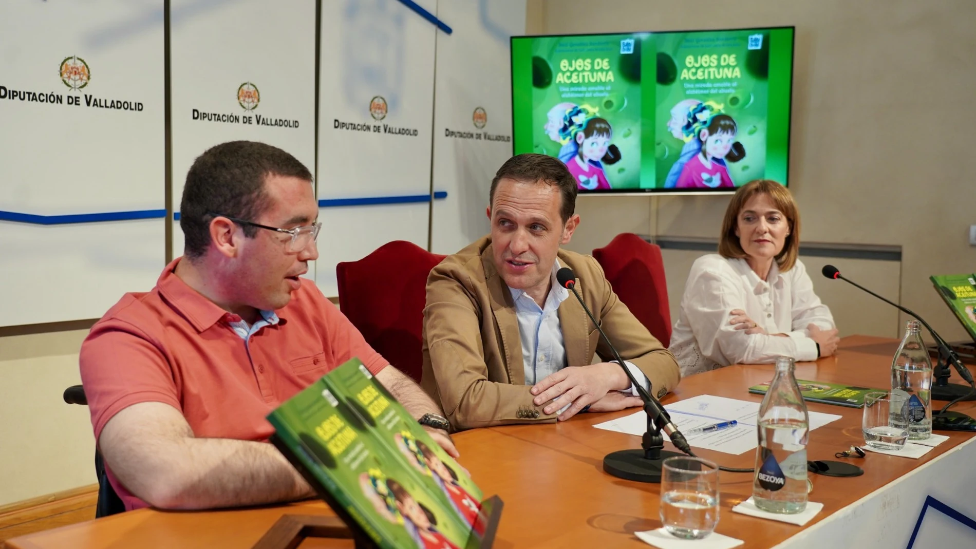 El presidente de la Diputación de Valladolid, Conrado Íscar, presenta el libro Ojos de Aceituna, de Raúl González Sandonís
