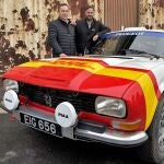 Bouchut con Alfonso de Borbón con su Peugeot 504
