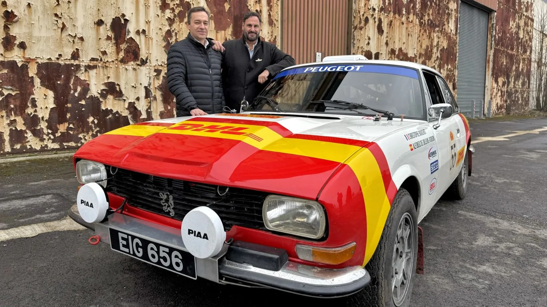 Bouchut con Alfonso de Borbón con su Peugeot 504