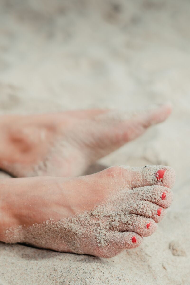 El color de pedicura más de moda para el verano de 2025 también es el favorito de tu abuela