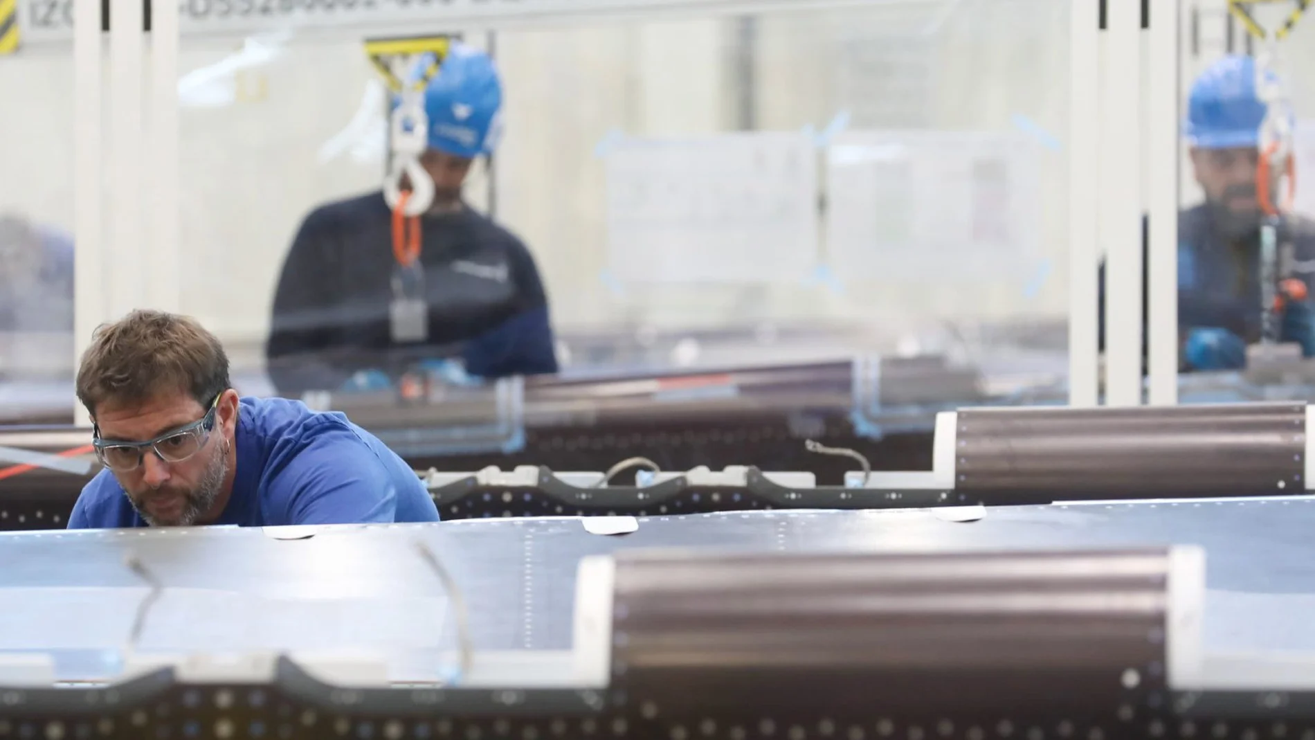 Un operario de Airbus trabajando en la planta de producción del Puerto de Santa María (Cádiz)