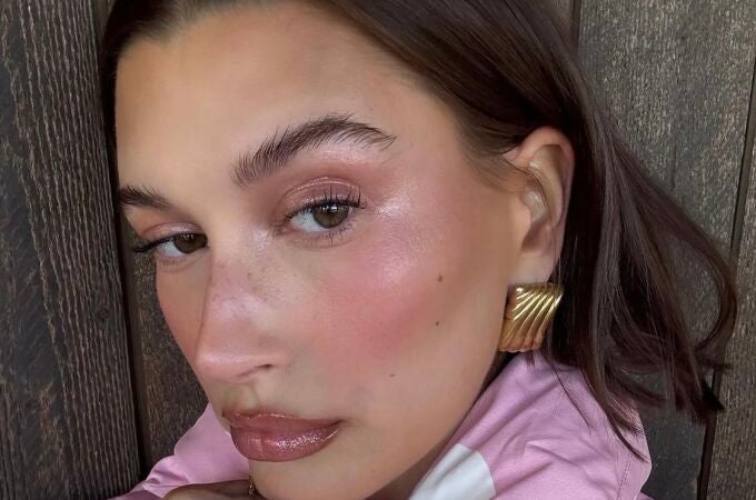 Hailey Bieber con una de las tendencias de maquillaje del verano 2025.