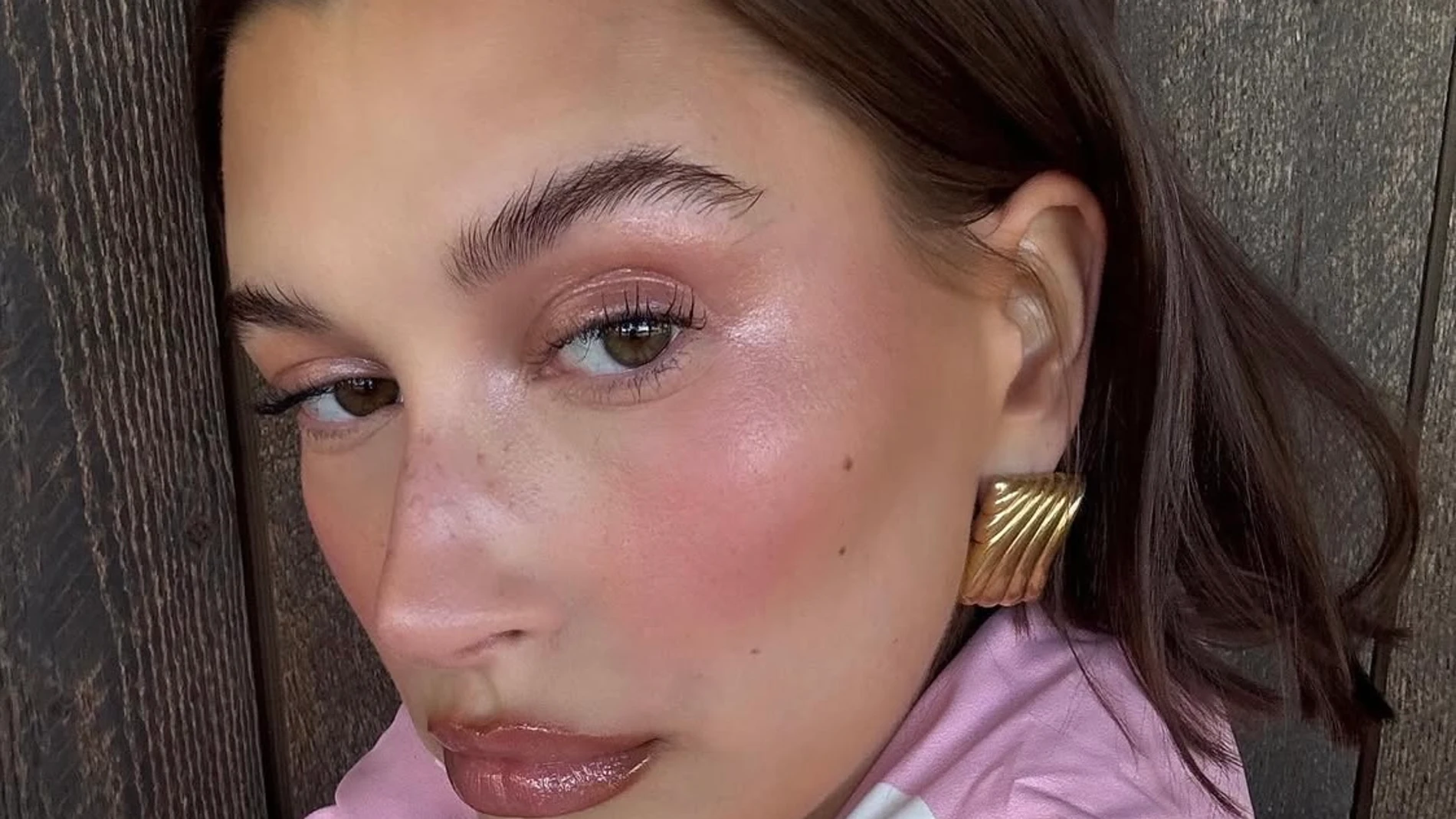 Hailey Bieber con una de las tendencias de maquillaje del verano 2025.