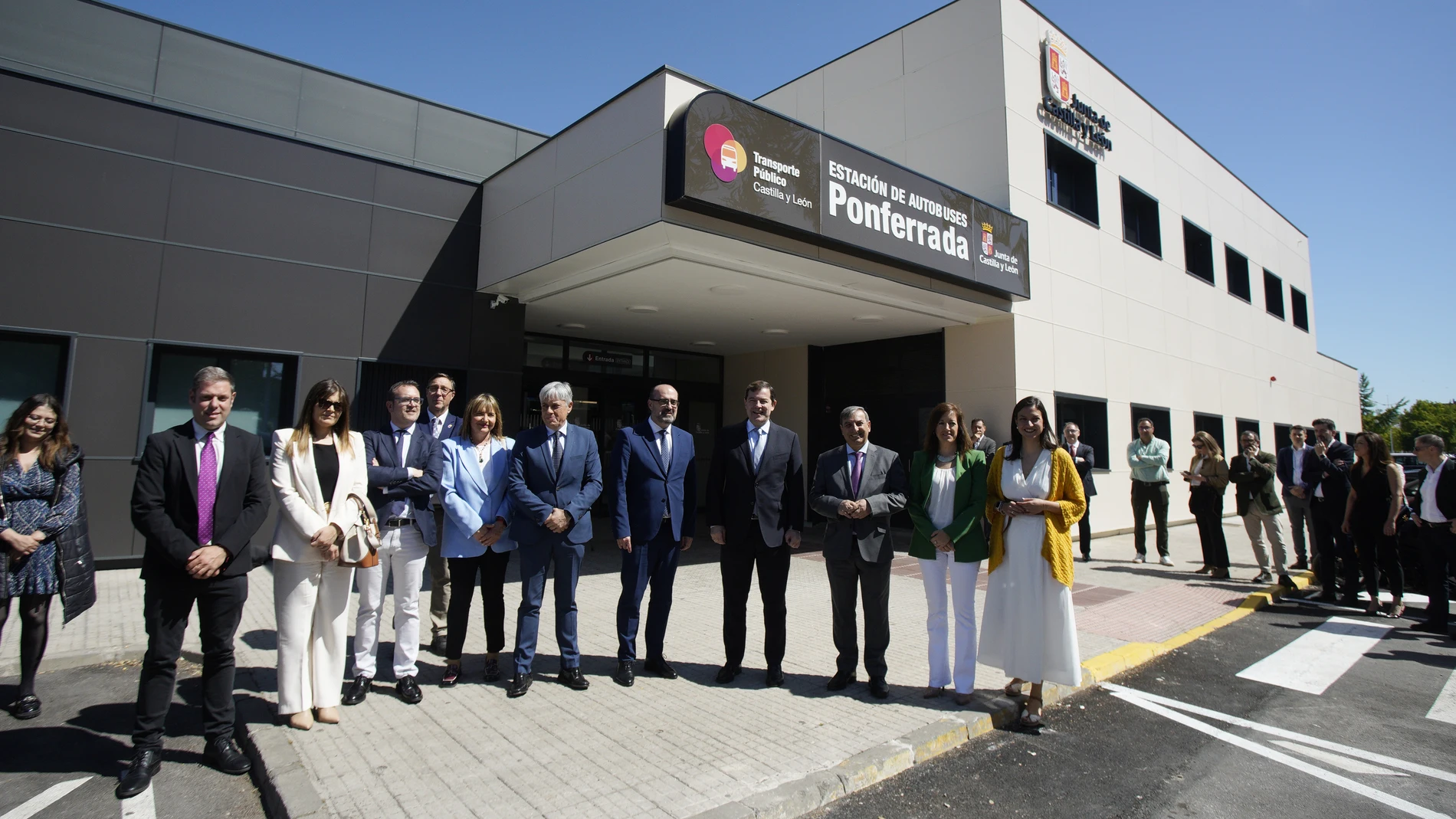 Mañueco visita la remodelada estación de autobuses de Ponferrada junto al consejero Sanz Merino y el alcalde berciano Marco Morala, entre otras autoridades
