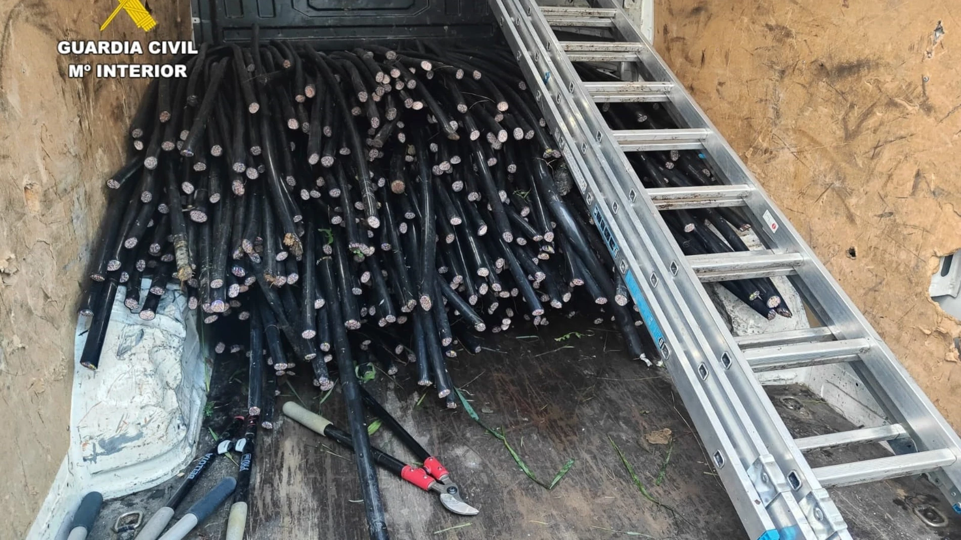 La Guardia Civil detiene a los 6 miembros de un grupo criminal dedicado al robo de cable de cobre en varios puntos de la provincia de A Coruña. REMITIDA / HANDOUT por Guardia Civil Fotografía remitida a medios de comunicación exclusivamente para ilustrar la noticia a la que hace referencia la imagen, y citando la procedencia de la imagen en la firma 23/05/2025