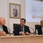  El consejero de Economía y Hacienda y portavoz, Carlos Fernández Carriedo, junto al diputado provincial, Urbano Alonso (I); y al alcalde de Guardo, Juan Jesús Blanco(D) presenta los nuevos apoyos que el Instituto para la Competitividad Empresarial de Castilla y León (ICECYL) brinda al tejido empresarial en el ámbito rural