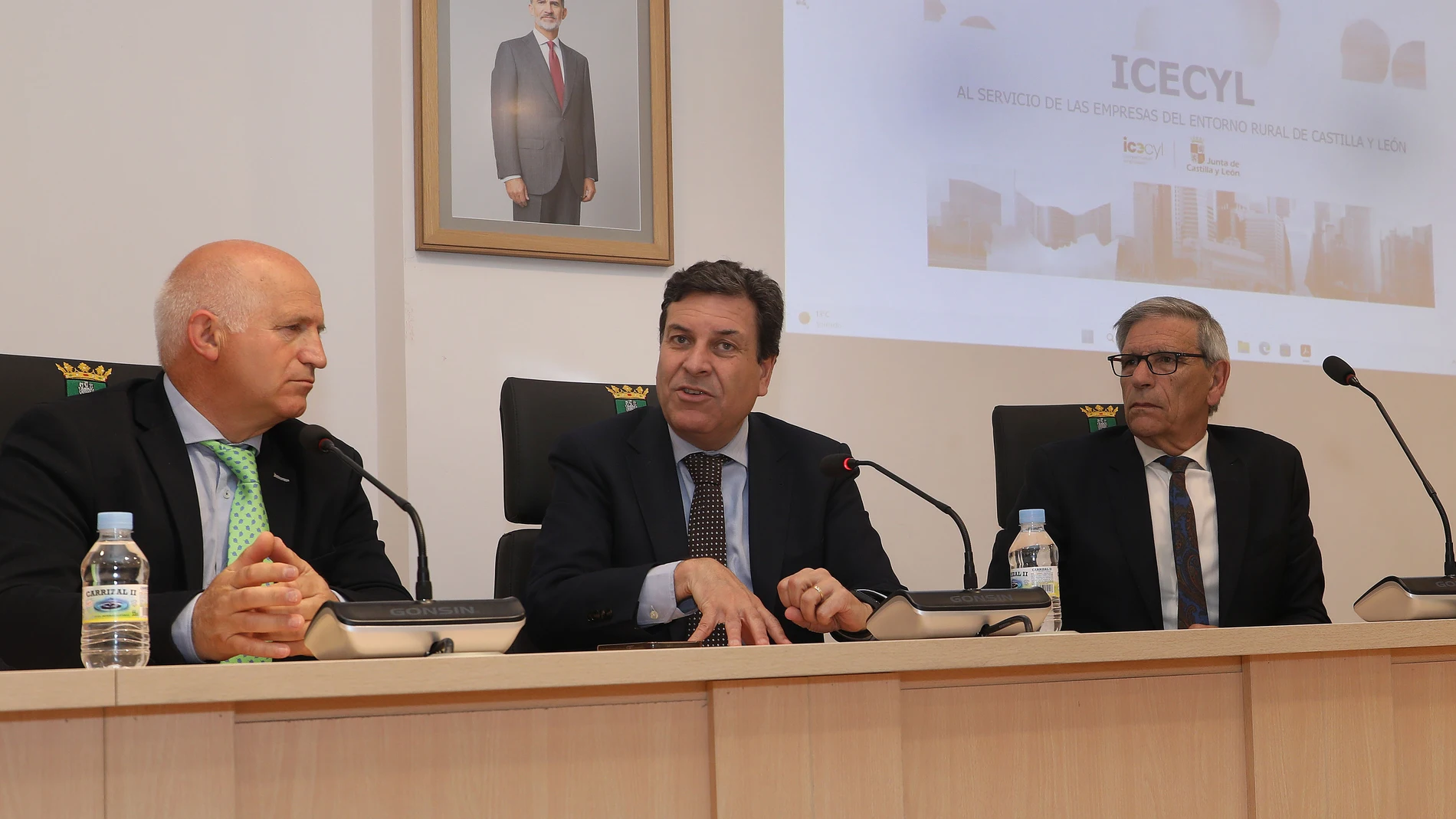 El consejero de Economía y Hacienda y portavoz, Carlos Fernández Carriedo, junto al diputado provincial, Urbano Alonso (I); y al alcalde de Guardo, Juan Jesús Blanco(D) presenta los nuevos apoyos que el Instituto para la Competitividad Empresarial de Castilla y León (ICECYL) brinda al tejido empresarial en el ámbito rural