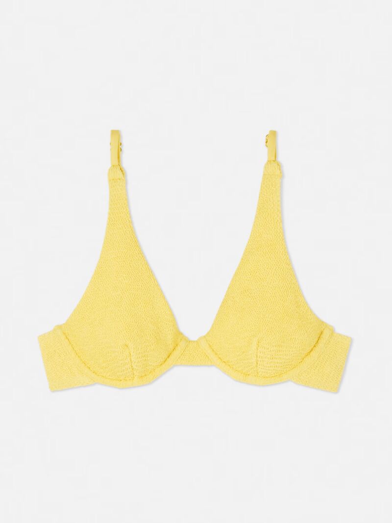 Top de bikini con aros y textura fruncida.
