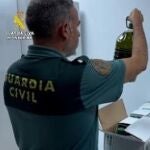 Un agente de la Guardia Civil durante la operación