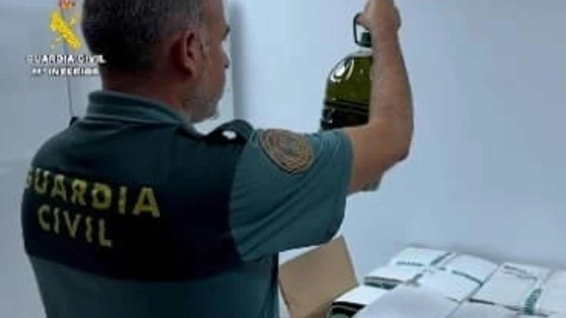Un agente de la Guardia Civil durante la operación