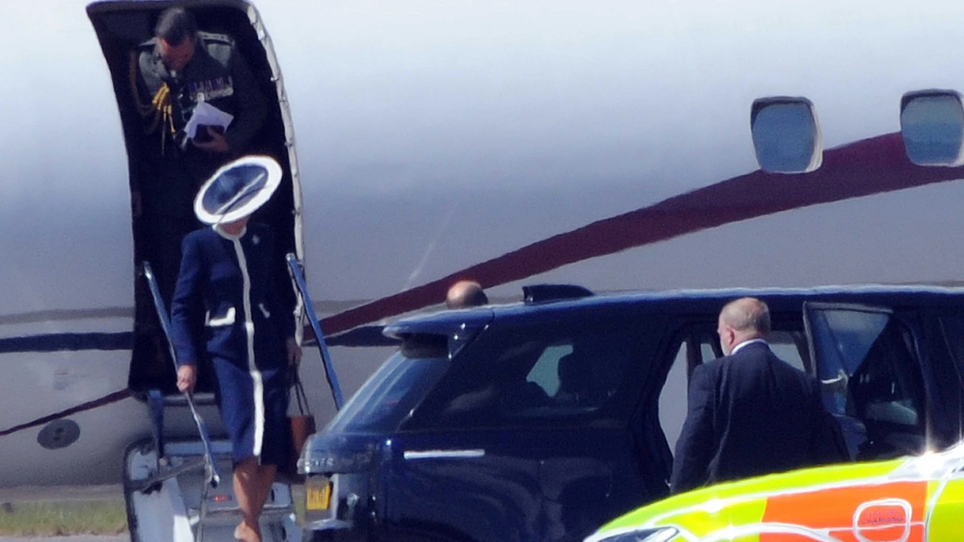 La Princesa de Gales, bajando del jet privado