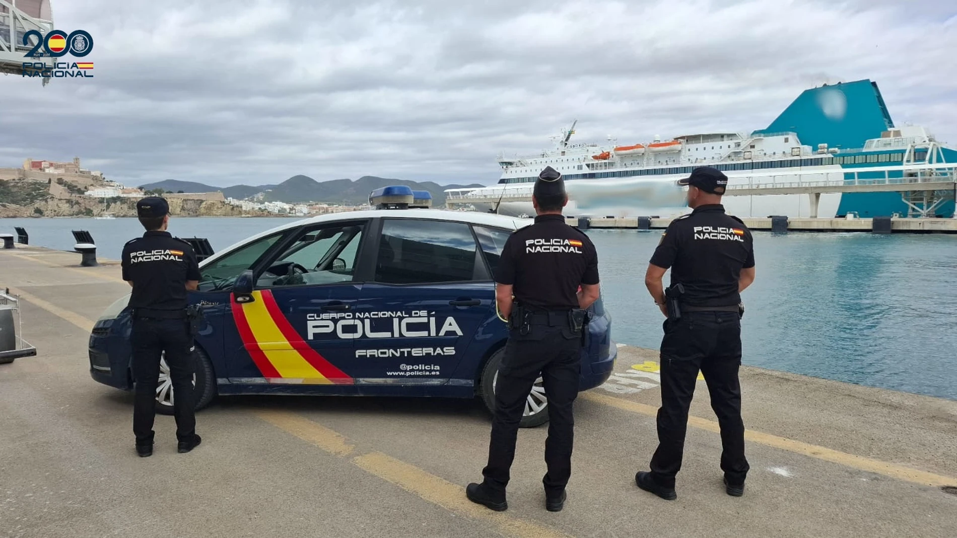 Agentes de la Policía Nacional, en el puerto de Ibiza. REMITIDA / HANDOUT por POLICÍA NACIONAL Fotografía remitida a medios de comunicación exclusivamente para ilustrar la noticia a la que hace referencia la imagen, y citando la procedencia de la imagen en la firma 23/05/2025