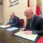 El consejero de Sanidad, Alejandro Vázquez Ramos, y el rector de la Universidad de Burgos, José Miguel García Pérez, firman el convenio para la creación y desarrollo del Instituto de Investigación Biosanitaria de Burgos