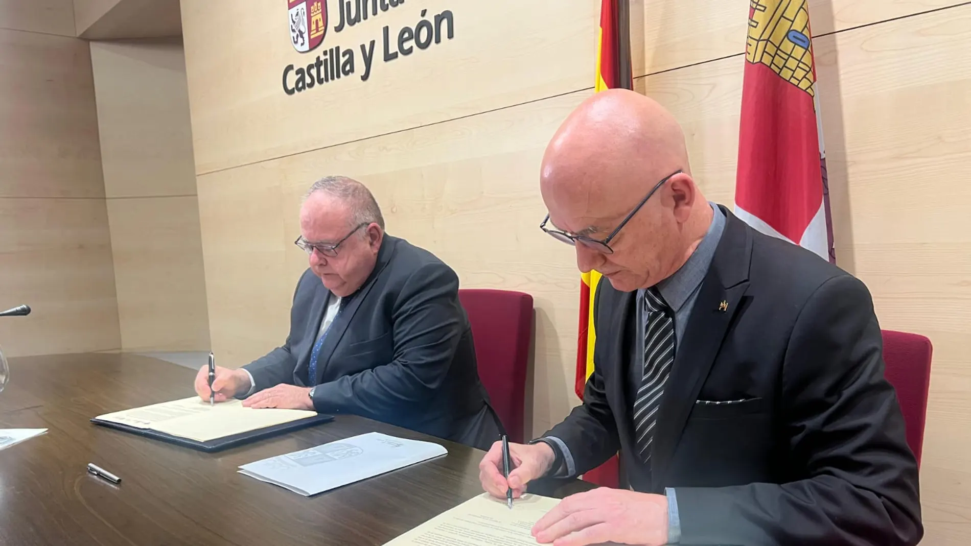 El consejero de Sanidad, Alejandro Vázquez Ramos, y el rector de la Universidad de Burgos, José Miguel García Pérez, firman el convenio para la creación y desarrollo del Instituto de Investigación Biosanitaria de Burgos