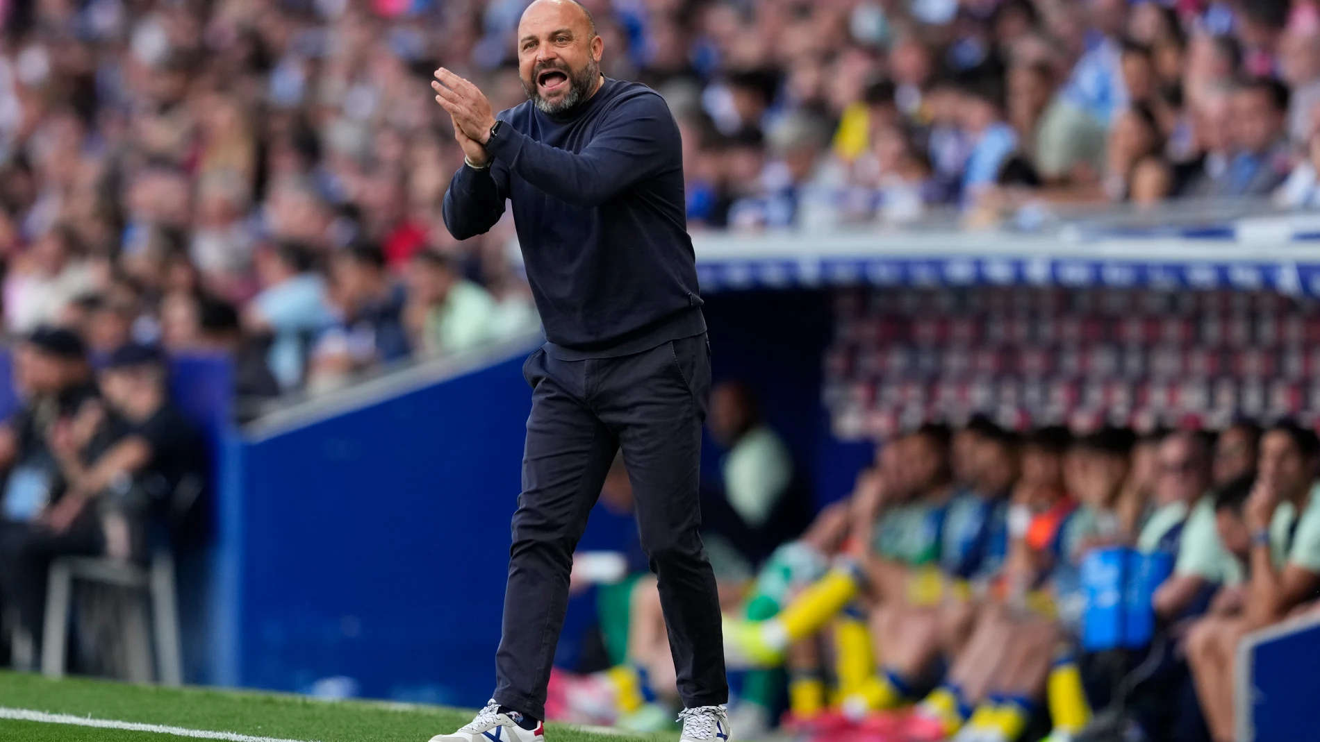 BARCELONA, 24/05/2025.- El entrenador del Espanyol, Manolo González, durante el partido de LaLiga de fútbol que RCD Espanyol y UD Las Palmas disputan este sábado en el RCDE Stadium, en Barcelona. EFE/Alejandro García