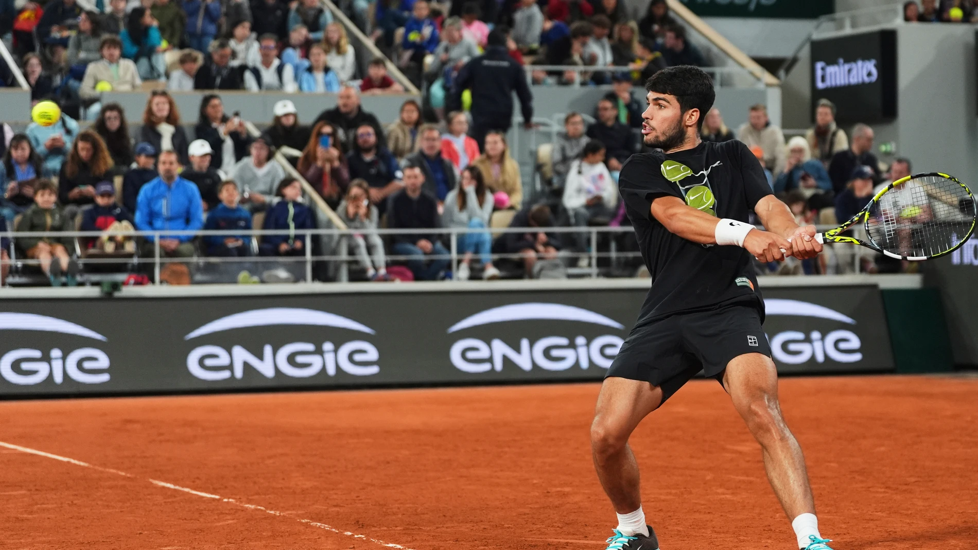 Spain's Carlos Alcaraz returns the ball against Serbia's Dusan Lajovic during a practice session at the Roland Garros stadium ahead of the French Open tennis tournament, Saturday May 24, 2025 in Paris. (AP Photo/Lindsey Wasson)
