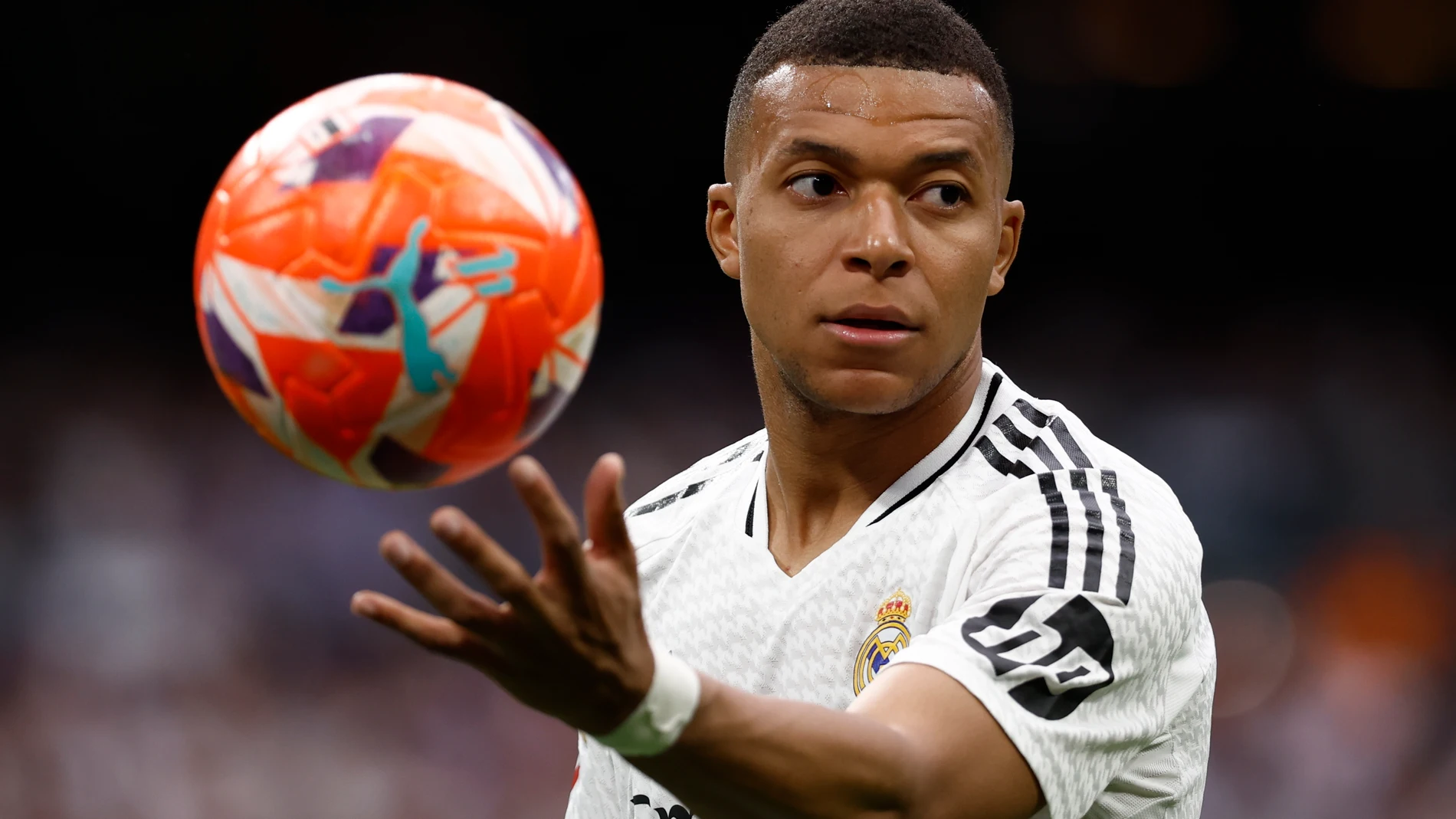 MADRID, 24/05/2025.- El delantero francés del Real Madrid Kylian Mbappé durante el partido de la jornada 38 de LaLiga EA Sports entre Real Madrid y Real Sociedad celebrado este sábado en el estadio Santiago Bernabéu de Madrid. EFE/ Daniel González