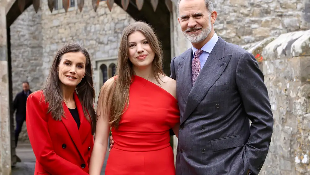 Los reyes Felipe VI y Letizia posan junto a la infanta Sofía antes de su graduación en el UWC Atlantic College de Gales, donde concluye el Bachillerato Internacional.EFE/ Francisco Gómez/Casa De S.m. El Rey SOLO USO EDITORIAL/SOLO DISPONIBLE PARA ILUSTRAR LA NOTICIA QUE ACOMPAÑA (CRÉDITO OBLIGATORIO)