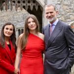 Los reyes Felipe VI y Letizia posan junto a la infanta Sofía antes de su graduación en el UWC Atlantic College de Gales, donde concluye el Bachillerato Internacional.EFE/ Francisco Gómez/Casa De S.m. El Rey SOLO USO EDITORIAL/SOLO DISPONIBLE PARA ILUSTRAR LA NOTICIA QUE ACOMPAÑA (CRÉDITO OBLIGATORIO)