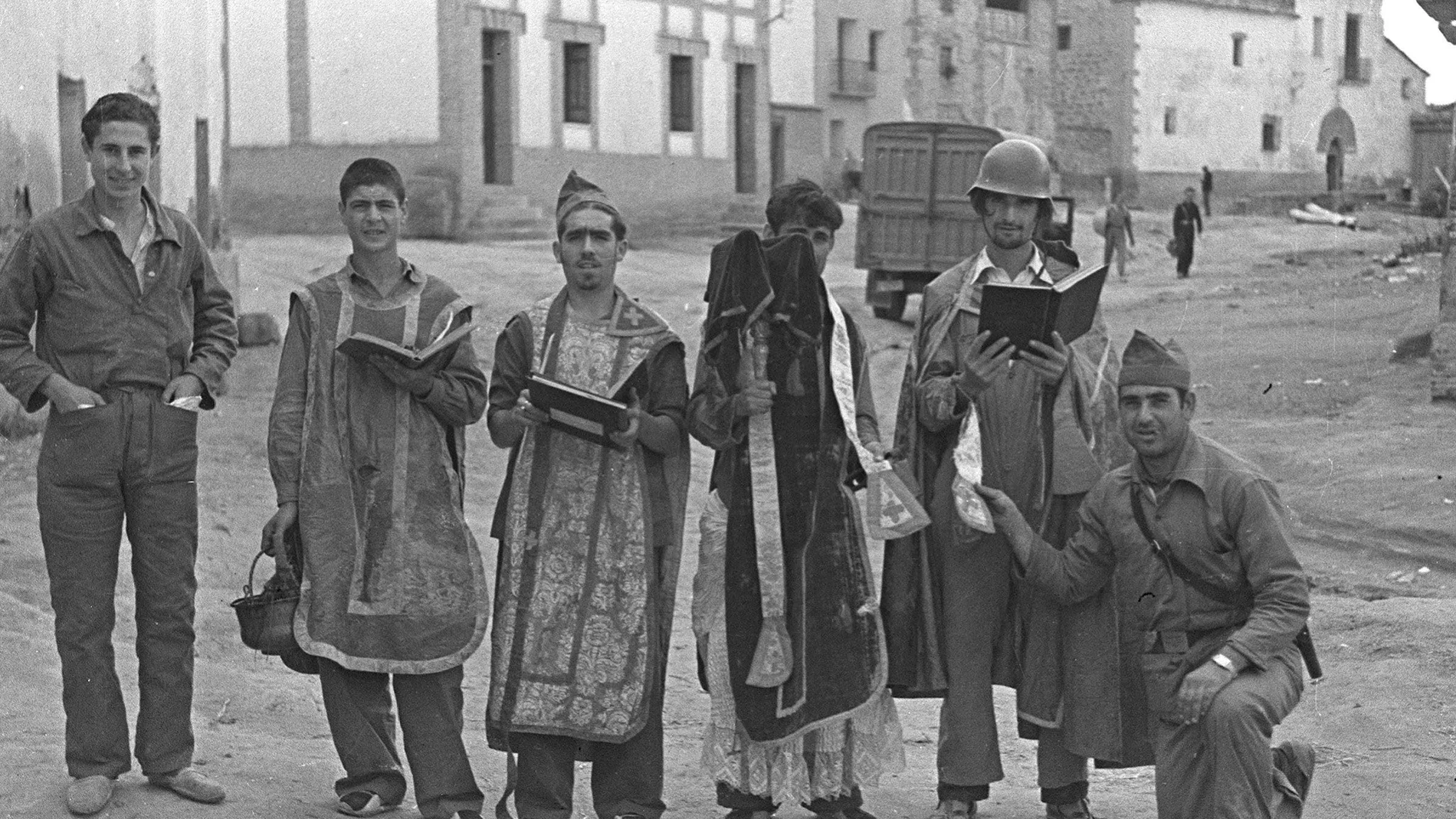 Milicianos republicanos disfrazados con vestiduras religiosas tras el saqueo de una iglesia en un pueblo aragonés