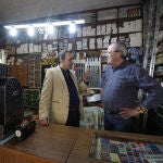  El periodista y escritor berciano, Carlos Fidalgo (I), presenta su nuevo libro 'La leyenda de la Ciudad del Dólar y el siglo del carbón'. Junto a él, el dueño de la mercería 'Casa Brindis', Julián Álvarez (D), la más antigua de Ponferrada ubicada en la avenida de la Puebla