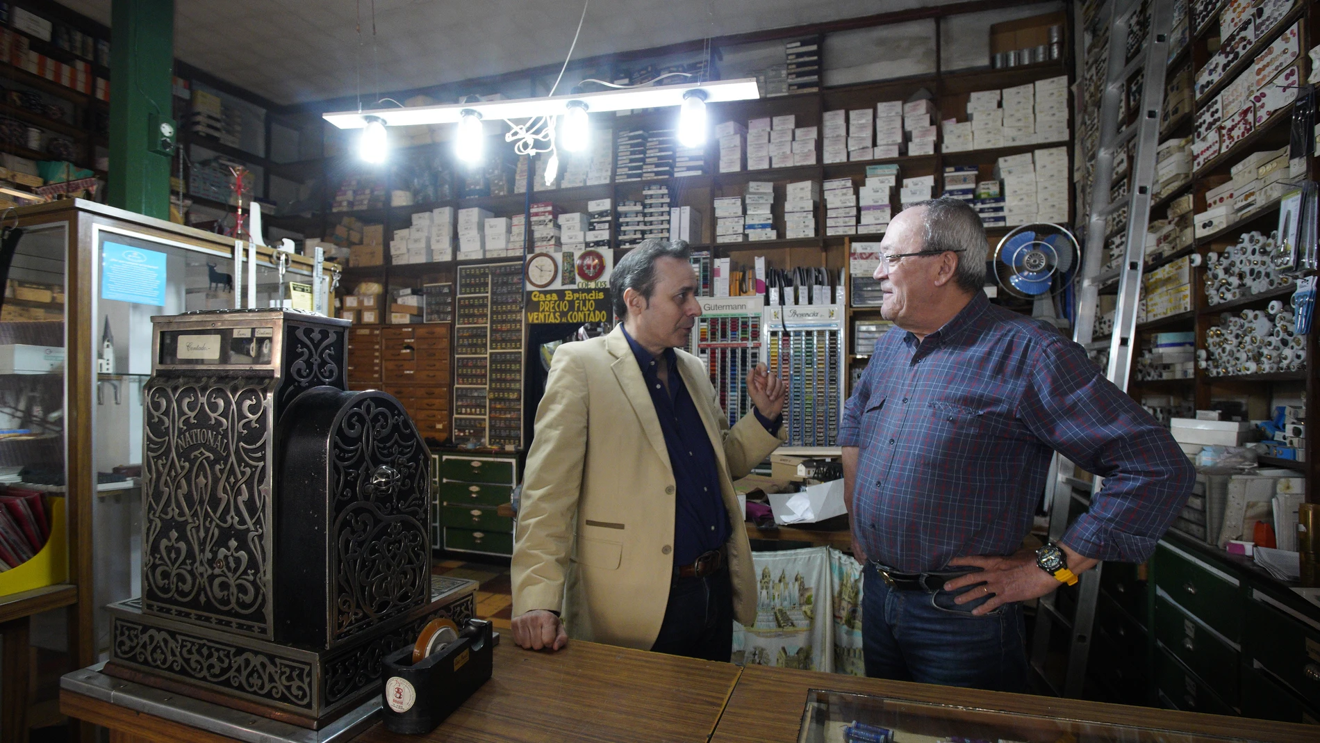 El periodista y escritor berciano, Carlos Fidalgo (I), presenta su nuevo libro 'La leyenda de la Ciudad del Dólar y el siglo del carbón'. Junto a él, el dueño de la mercería 'Casa Brindis', Julián Álvarez (D), la más antigua de Ponferrada ubicada en la avenida de la Puebla