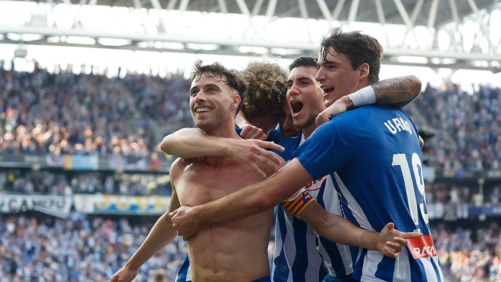 Javi Puado celebra el primer gol del Espanyol