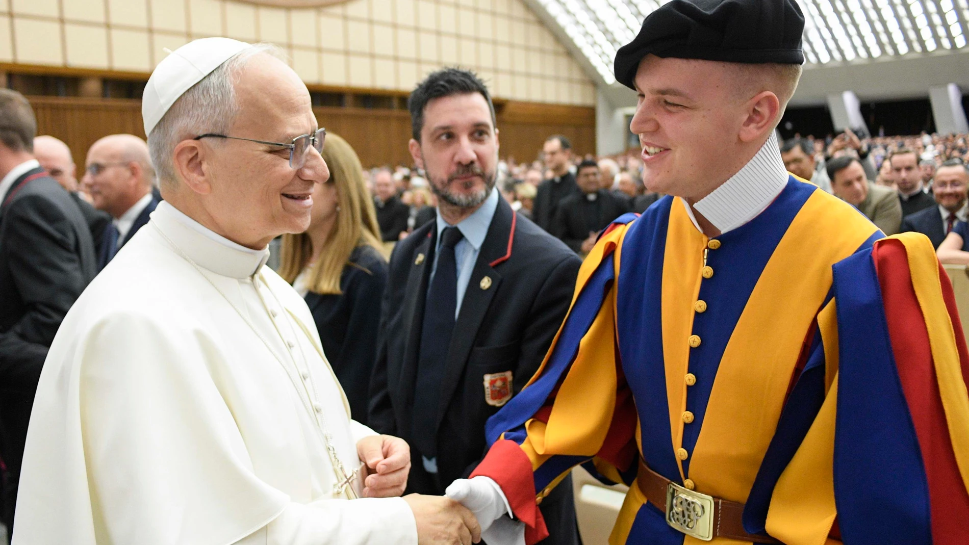 VATICAN CITY (Vatican City State (Holy See)), 24/05/2025.- A handout picture provided by the Vatican Media shows Pope Leo XIV (L) greeting a member of the Swiss Guard during an audience with officials and employees of the Roman Curia, in Vatican City, 24 May 2025. The Roman Curia, consisting of administrative institutions of the Holy See, assists the pope in his role as the head of the Catholic Church. (Papa, Santa Sede) EFE/EPA/VATICAN MEDIA HANDOUT HANDOUT EDITORIAL USE ONLY/NO SALESHANDOUT...