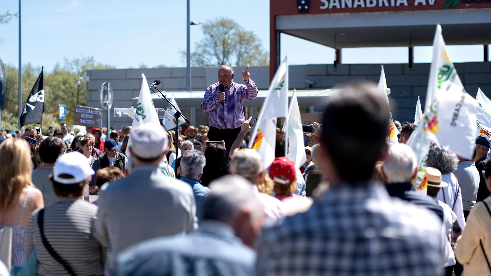 Unas 3.000 personas protestan en Sanabria (Zamora) contra la reorganización de trenes planteada por Renfe