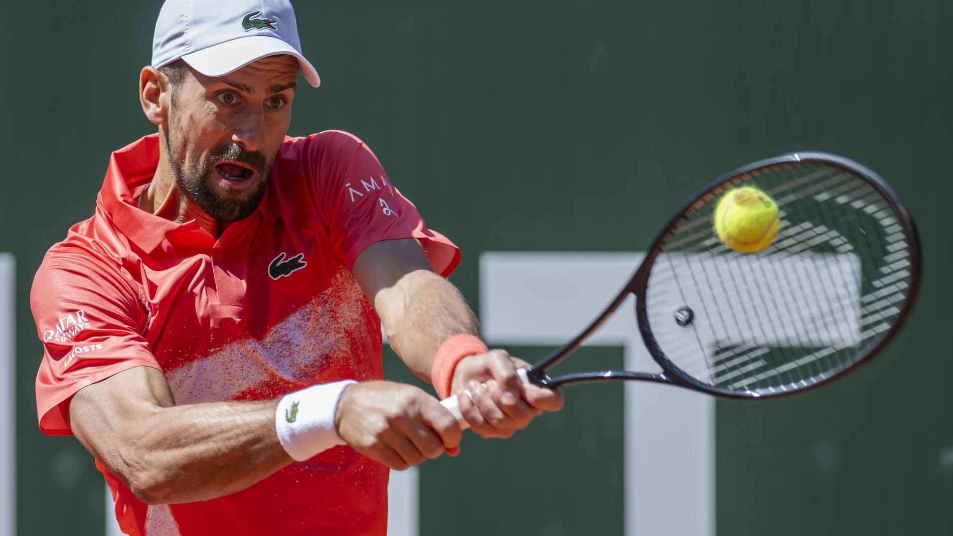 Geneva (Switzerland), 24/05/2025.- Novak Djokovic, of Serbia, returns a ball to Hubert Hurkacz of Poland, during their final match at the ATP 250 Geneva Open tournament in Geneva, Switzerland, 24 May 2025. (Tenis, Polonia, Suiza, Ginebra) EFE/EPA/MARTIAL TREZZINI