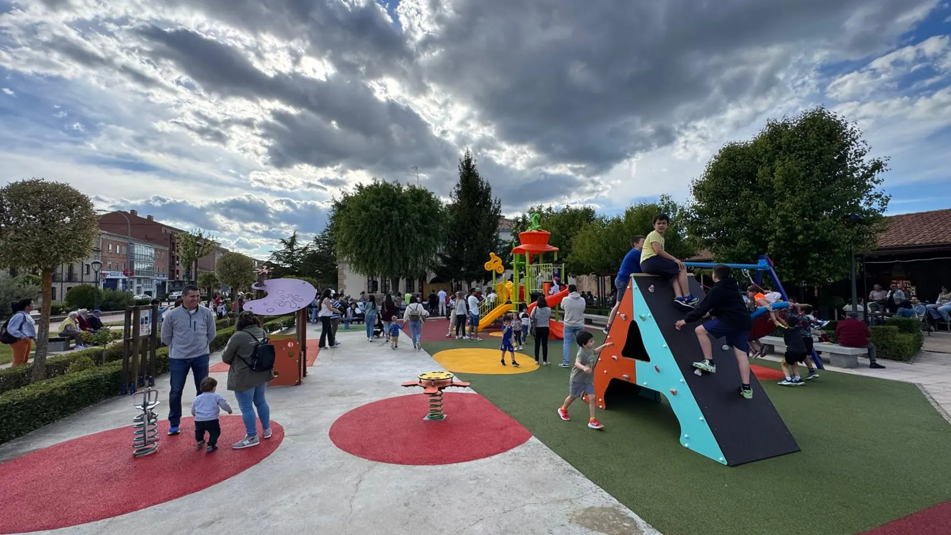 Los niños burgenses reestrenaron con ilusión el remodelado parque junto a la Plaza de Toros